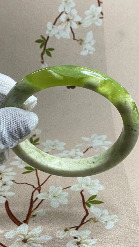 Gelang Gelang Milkcap Hijau Giok Cui Giok Alami Ukuran 63-65mm Ukuran 64.5mm Lebar 11.8mm Giok itu halus dan hangat Gayanya indah sudah termasuk pajak pengiriman.