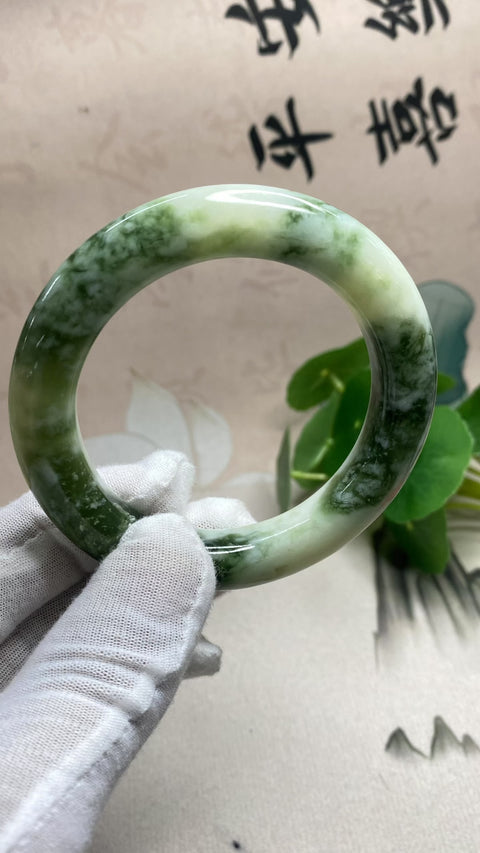 Gelang giok Xiuyan yang indah dengan rona hijau pekat yang tampak "berminyak". Diameter dalam 56,5 mm, lebar sisi 11,6 mm. Semua giok terbentuk secara alami, gratis ongkos kirim dan pajak.