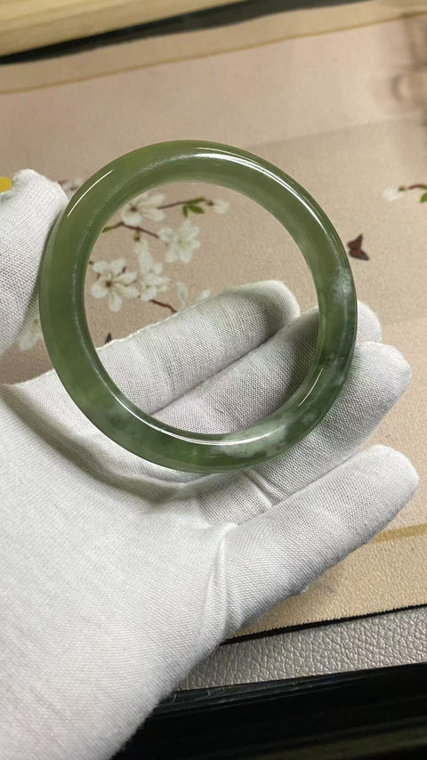 Gelang Giok Ciu Halus Ukuran 59-61mm Ukuran 60mm Lebar Sisi 11.5mm Giok semuanya terjadi secara alami Pola adalah acak Termasuk Pajak Pengiriman