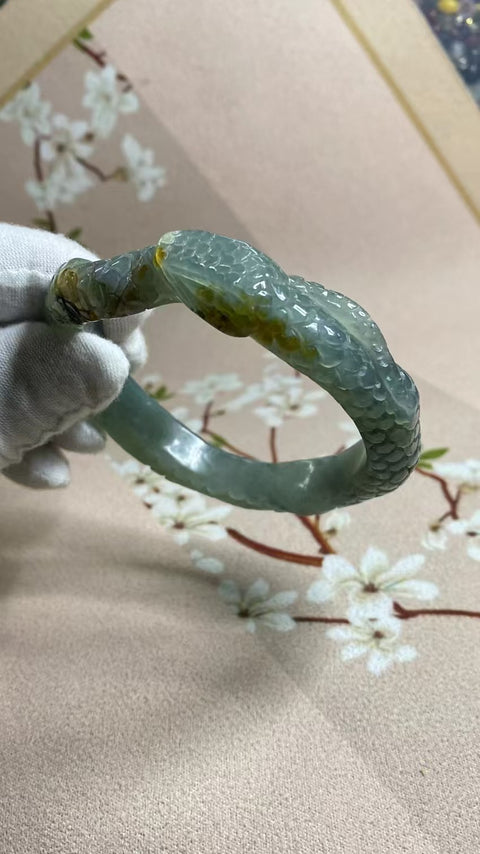 Gelang Bunga Ukiran Cui Giok Minyak Tua Cui Berukir Ukuran 59-61mm Ukuran 60.6mm Lebar Sisi 13.4mm Giok adalah semua yang terjadi secara alami Pola adalah acak Termasuk Pajak Pengiriman