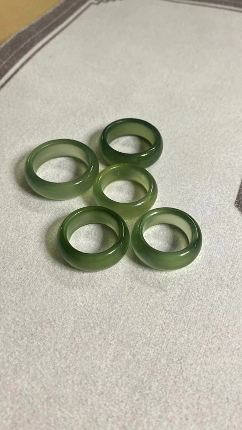 Cincin Hijau Penuh Giok Cui Alami Ukuran 16-22mm & Lebar 8.4mm Giok bersih dan halus Sudah termasuk pajak pengiriman.