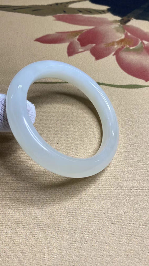 Gelang Cahaya Bulan Putih Giok Hetian Giok Alami Bahan Pit Tua&nbsp;Ukuran Bawah Halus dan Hangat Ukuran Bawah 55-57mm Ukuran 56.2mm Lebar Samping 12.1mm Sudah termasuk pajak pengiriman.