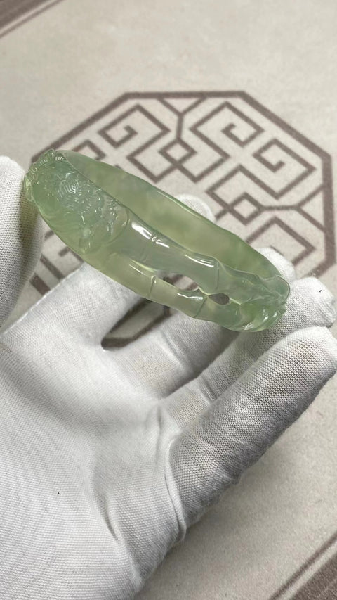 Gelang Bunga Ukiran Giok Cui Alami Ukuran 62-64mm Ukuran 63.4mm Lebar Sisi 13.7mm Batu giok terjadi secara alami dan polanya acak Sudah termasuk pajak pengiriman.