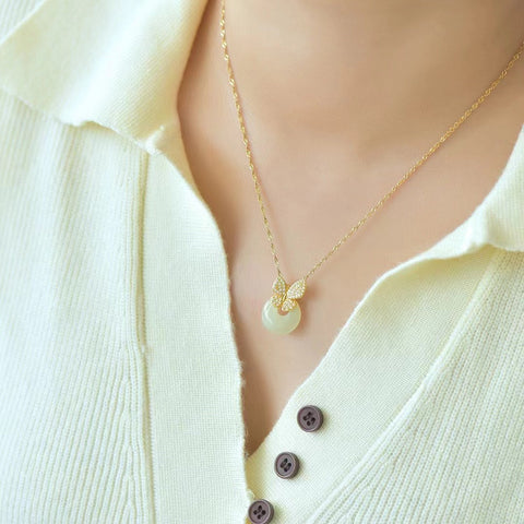 3260.2 Kalung Kupu-kupu Giok Hetian Alami dengan Jepitan Putri Emas Batu gioknya bersih dan halus, terbuat dari perak 925. Gayanya baru dan unik, sudah termasuk ongkos kirim dan pajak.