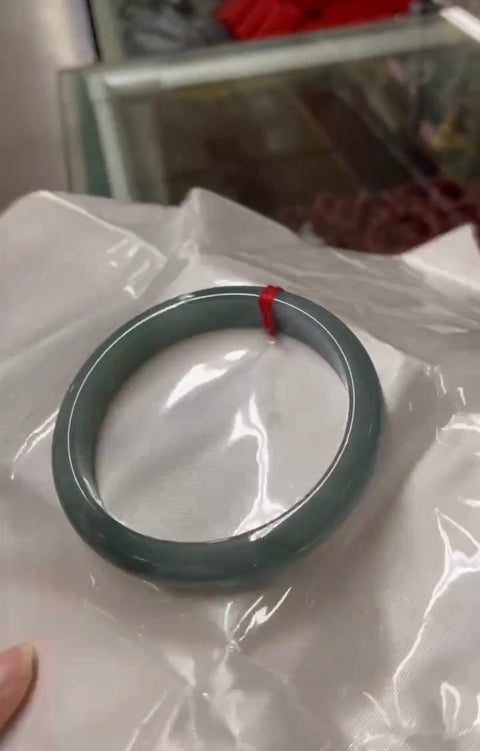 Gelang air biru giok alami khusus, bahan lubang tua, bagian bawah halus dan hangat, indah di tangan, kaliber 62mm Giok kaliber 62mm adalah pola acak yang terjadi secara alami Termasuk pajak pengiriman