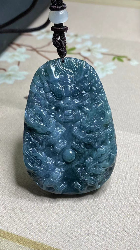 Liontin Naga Jadeite Alami Diukir dengan tangan murni menggunakan pengerjaan dua sisi Ukuran 60 * 11.5mm Sudah termasuk pajak pengiriman