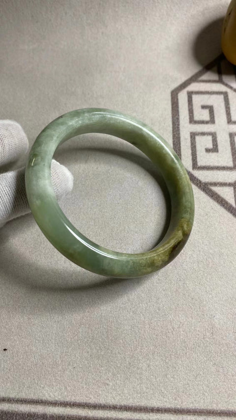 Gelang Biru Bertabur Bunga Giok Cui Giok Alami Ukuran 58-60mm Ukuran 59.6mm Lebar Sisi 12.4mm Giok terjadi secara alami Pola acak Sudah termasuk pajak pengiriman.