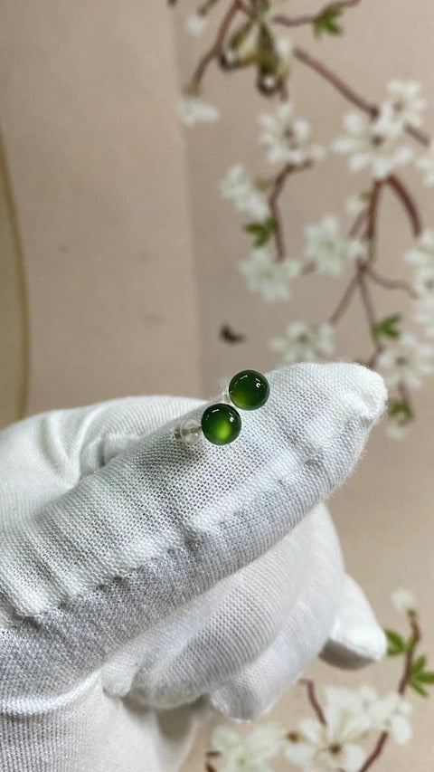 Anting Giok Giok 180 dari Perak 925 Ukuran 6mm Giok halus dan hangat dengan warna-warna yang indah Pengiriman dan pajak sudah termasuk.