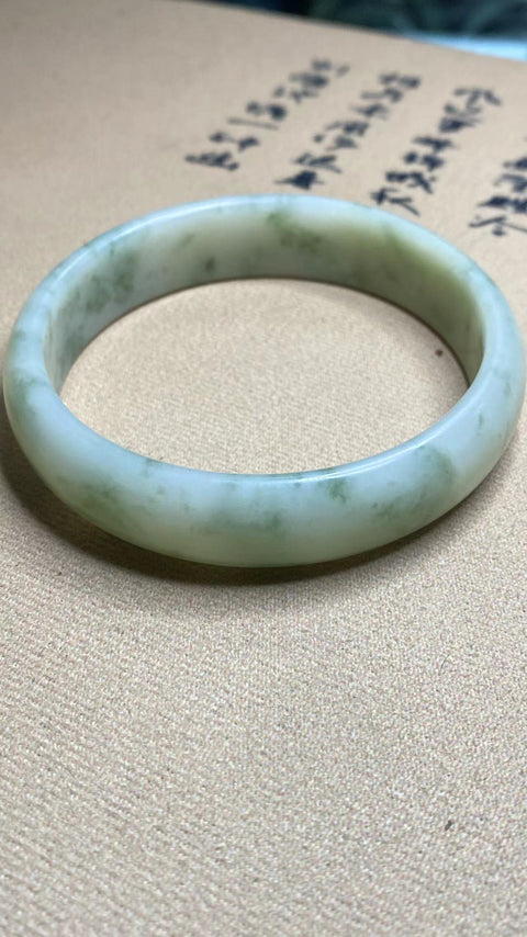 Gelang Giok Cui Alami Ukuran 68,5 mm, Lebar 17 mm Giok terbentuk secara alami dengan pola acak.