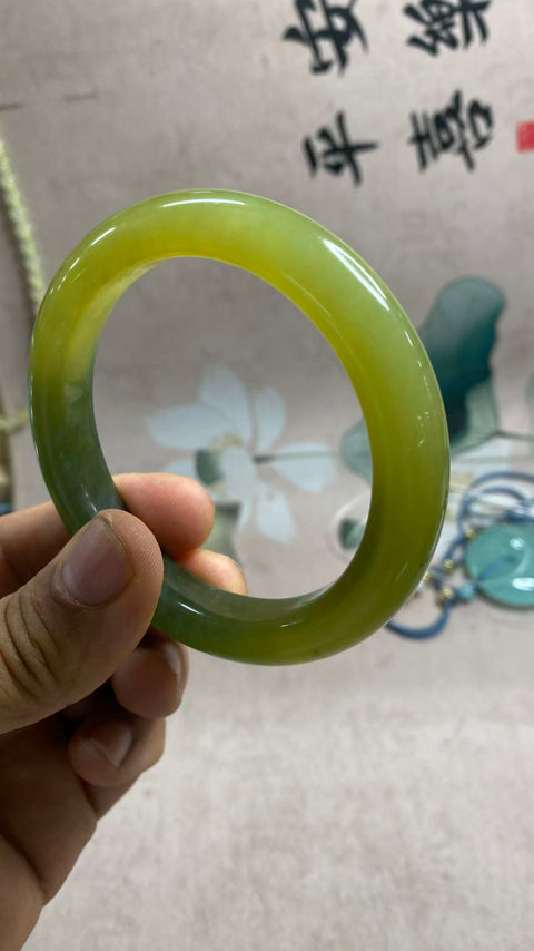 Gelang Air Biru Giok Bunga Giok Xiuyan yang Indah, Diameter dalam Super Biru: 61,5mm, lebar samping: 13,6mm, batu alam dihasilkan secara alami, polanya acak, termasuk pajak pengiriman