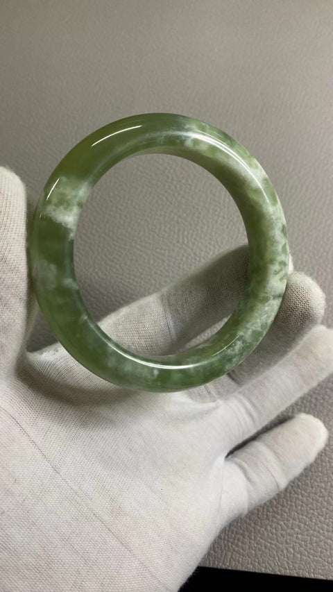 Gelang Milkcap Cui Jade Tsingti Giok Alami Ukuran 57-59mm Ukuran 58.6mm Lebar Sisi 13.3mm Giok semuanya terjadi secara alami Pola acak & sudah termasuk pajak pengiriman