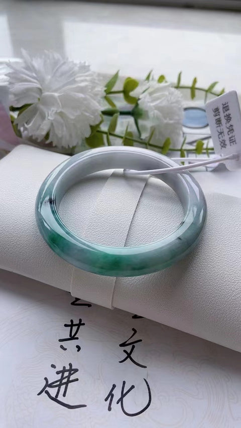 Gelang barang dari batu giok alami Bahan batu giok Pit tua bersih, halus, dan hangat Ukuran 58mm Warna hijau pedas Batu giok alami Pola acak Termasuk ongkos kirim dan pajak