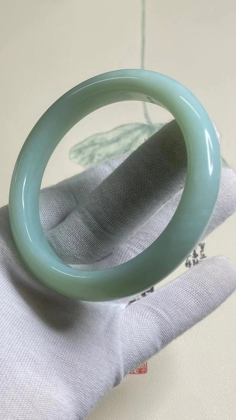 Gelang Air Biru Giok Halus Ukuran 61-63mm Ukuran 62.3mm Lebar Sisi 12.3mm Giok terjadi secara alami Pola acak Termasuk pajak pengiriman.