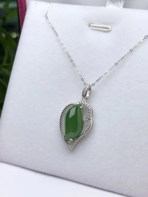 Kalung Daun Jasper Giok Hetian Giok Alami 925 Pengaturan Perak Ukuran 16 * 8mm Giok bersih dan halus serta hangat Sudah termasuk pajak pengiriman.