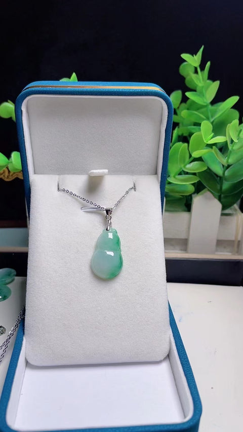 Kalung Labu Jadeite Alami 925 perak bertatahkan bahan Old Pit Bahan dasar yang halus dan hangat Ukuran 2,3 * 1,5 cm Sudah termasuk pajak pengiriman