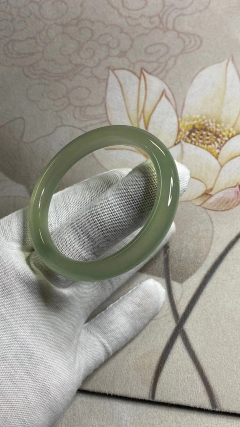 Gelang Hijau Es Giok Cui Giok Alami Ukuran 51-53mm Ukuran 52.4mm Lebar Sisi 9.1mm Giok terjadi secara alami Pola acak Pengiriman dan pajak sudah termasuk.