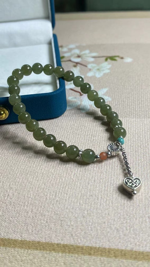 Gelang Giok Hetian Alami Ukuran 6mm dengan aksesoris Batu giok itu bersih, halus dan hangat, dan gayanya indah.