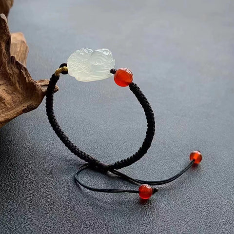 Gelang Giok Alami Tenunan tangan dengan berbagai gaya Batu gioknya bersih dan halus, dan gayanya sederhana dan elegan.