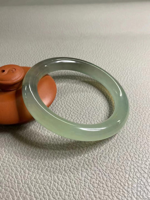 Gelang Es Giok Cui Giok Abu-abu Ukuran 54-56mm Ukuran 55.3mm Lebar Sisi 10mm Giok ini terbentuk secara alami dan polanya acak Sudah termasuk pajak pengiriman.