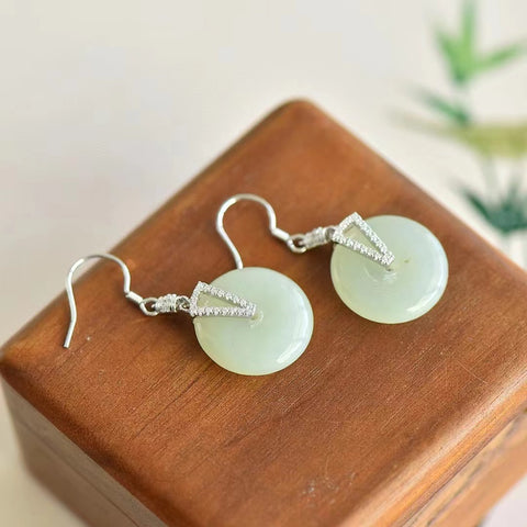 Anting Gesper Perdamaian Giok Hetian Giok 925 Tatahan Perak Giok bersih, halus dan hangat Ukuran 18 * 18mm Gaya Sudah termasuk pajak pengiriman.