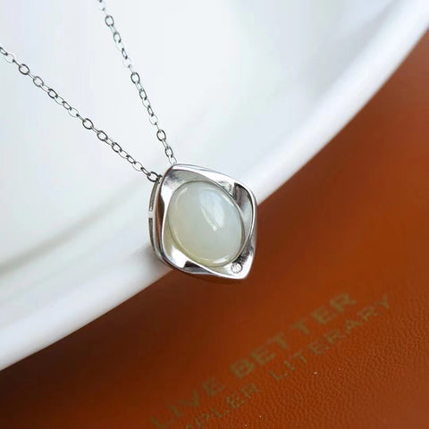 Kalung Giok Hetian Alami yang terbuat dari perak 925 Ukuran 8 * 10mm Giok bersih, halus, dan hangat Sudah termasuk pajak pengiriman.