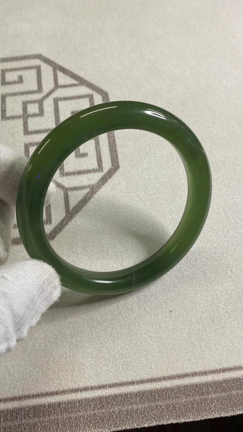 Gelang Hijau Penuh Giok Cui Alami Ukuran 64-66mm Ukuran 65.1mm Lebar Sisi 11.8mm Giok terjadi secara alami Pola acak Pengiriman dan pajak sudah termasuk.