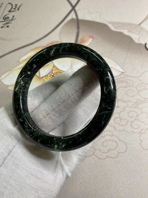 Batu giok Cui alami, hijau tua dengan bunga bambu alami, warna alami, kaliber gaya loach back cocok untuk 58-60, keausan mulut cincin, ukuran 59.1mm, lebar sisi 10mm Batu giok ini secara alami memiliki pola yang acak Termasuk ongkos kirim dan pajak