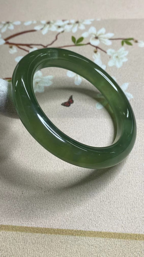 Gelang Giok Giok Terapung Hijau Penuh Giok Cui Alami Ukuran 59-61mm Ukuran 60.5mm Lebar Samping 12.3mm Giok ini terbentuk secara alami Pola acak Termasuk ongkos kirim dan pajak.