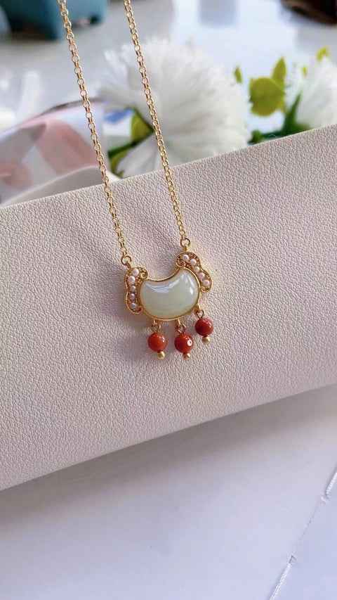 Kalung Giok Hetian Alami yang terbuat dari perak 925 Ukuran 1,8 * 0,9 mm Giok bersih, halus, dan hangat Sudah termasuk ongkos kirim dan pajak.