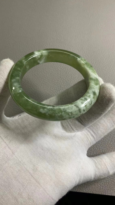 Gelang Milkcap Cui Jade Tsingti Giok Alami Ukuran 57-59mm Ukuran 58.6mm Lebar Sisi 13.3mm Giok semuanya terjadi secara alami Pola acak & sudah termasuk pajak pengiriman