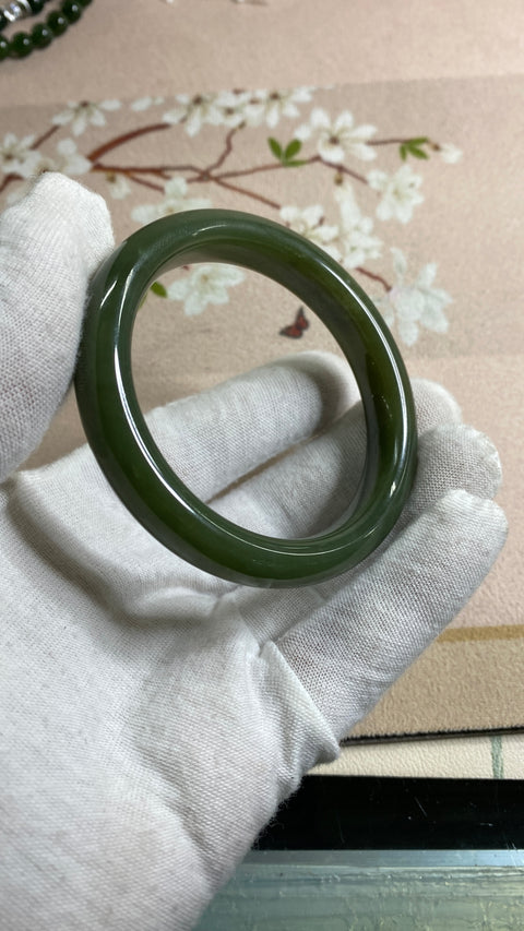 Gelang Giok Hetian Giok yang indah Giok halus dan hangat Ukuran 55mm Lebar sisi 11.3mm Giok terjadi secara alami Pola acak termasuk pajak pengiriman