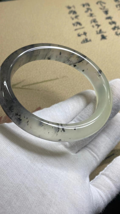 Gelang Tinta Bawah Es Giok Cui Jade Alami Ukuran 62-64mm Ukuran 63.2mm Lebar Sisi 13.4mm Giok semuanya terjadi secara alami Pola acak & sudah termasuk pajak pengiriman