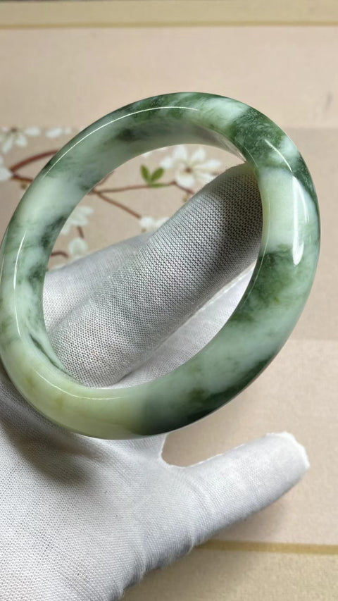 Gelang Giok Cui Giok Minyak Tua Ukuran 62-64mm Ukuran 63.2mm Lebar Sisi 13mm Giok ini terbentuk secara alami dan polanya acak Sudah termasuk pajak pengiriman.