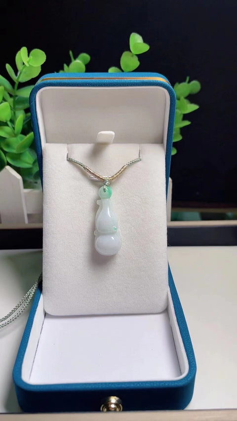 Liontin labu labu Jadeite alami yang bersih dan halus serta hangat Ukuran 3.4 * 1.3 Gaya sederhana dan murah hati Biaya pengiriman dan pajak sudah termasuk