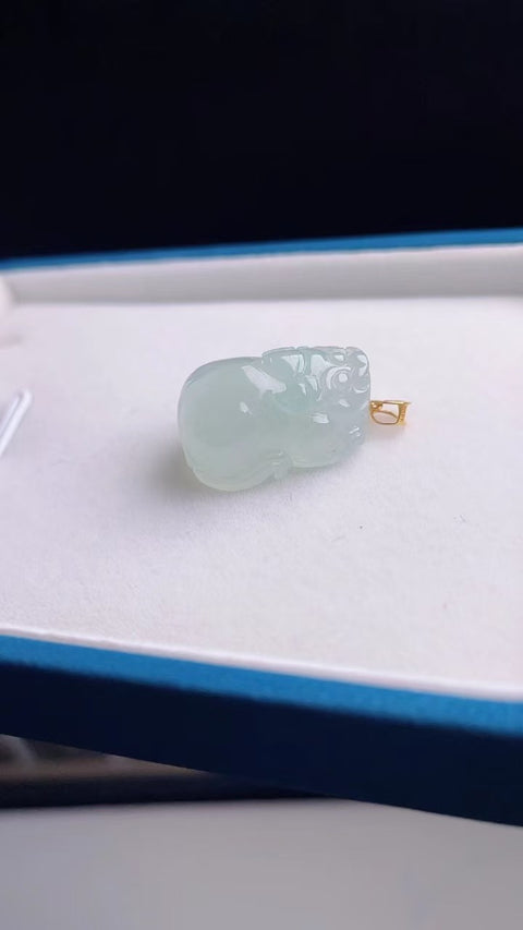 Giok Giok Pixi Pendant Jadeite alami yang lembut dan hangat, dengan kepala penuh air, terbuat dari emas 18 karat, ukuran 2,2 * 1,4 cm, sudah termasuk pajak pengiriman.