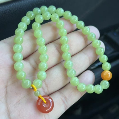 Liontin Giok Hetian Alami dengan Lilin Lebah Ukuran 8mm Warna putih kekuningan Kualitas sempurna Giok halus dan hangat, gaya yang indah sudah termasuk pajak pengiriman.