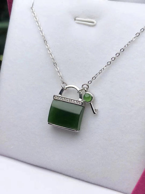 Kalung Kunci Perdamaian Jasper Giok Hetian Giok Alami 925 Tatahan Perak Dirancang Ukuran 14 * 10mm Giok bersih dan halus dan hangat Termasuk pajak pengiriman.