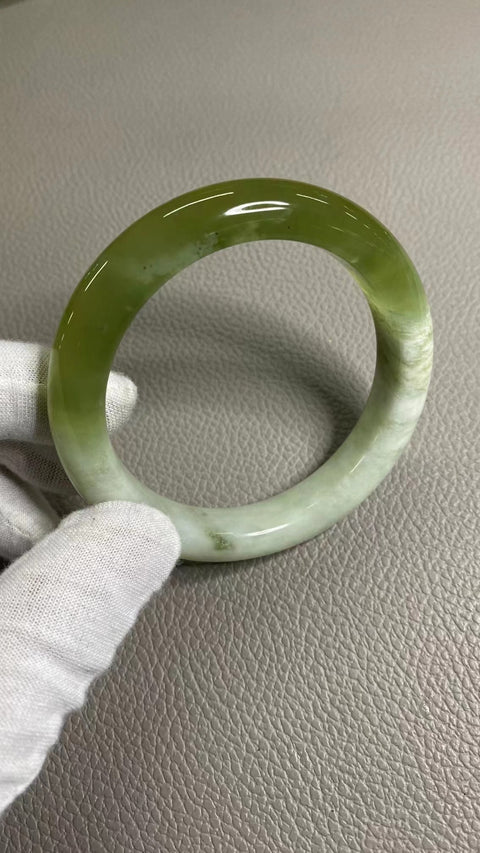 Gelang Cui Giok Warna Musim Semi Alami Warna Cui Gelang Cui Ukuran 60-62mm Ukuran 61.5mm Lebar Sisi 13.2mm Giok semuanya terjadi secara alami Pola acak Termasuk Pajak Pengiriman