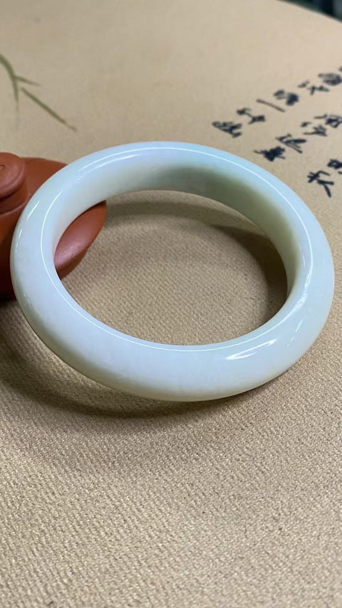 Gelang Cahaya Bulan Putih Giok Cui Giok Alami Ukuran 59-61mm Ukuran 60.5mm Lebar Sisi 13.8mm Giok semuanya terjadi secara alami Pola acak termasuk pajak pengiriman