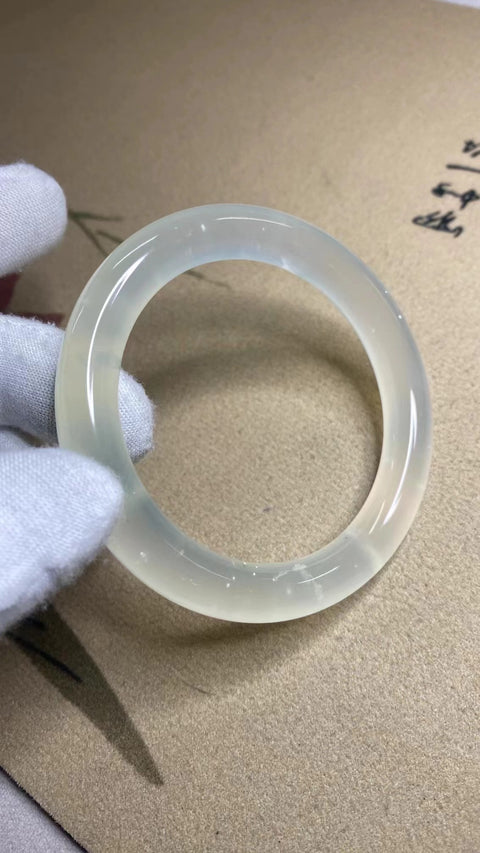 Gelang Badai Salju Giok Cui Giok Alami Es Tembus Fluoresen Ukuran 57-59mm Ukuran 58.2mm Lebar Sisi 10.3mm Giok terjadi secara alami Pola acak Pajak Pengiriman sudah termasuk.