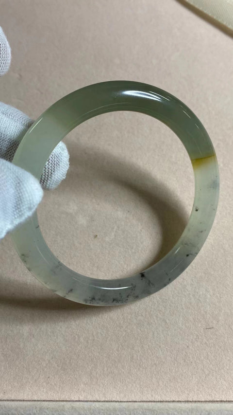 Gelang yang dibuat dengan indah dari batu giok Ciu alami, dengan kaliber yang sesuai dengan 51-53 lingkaran, berat karat: 52,2 mm, ketebalan: 8,3 mm. Batu giok ini terbentuk secara alami dengan pola yang acak.