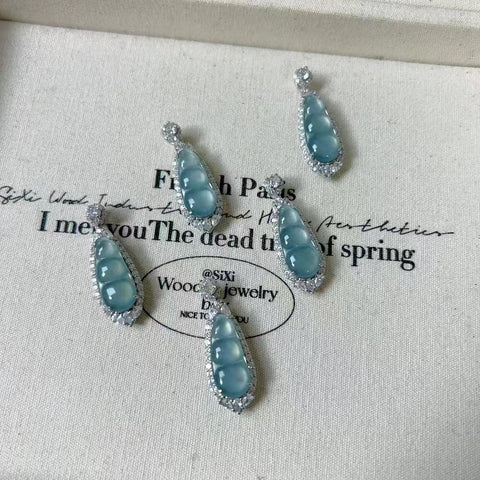 Kalung Kacang Air Biru Giok Alami yang terbuat dari perak 925, gioknya bersih, halus dan hangat, serta gayanya yang indah.