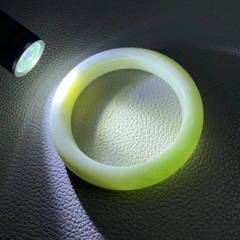 Gelang Batu Giok Ciu Alami Gelang Biru Porselen Putih Batu giok bersih, halus dan hangat Biru Putih Ukuran 60-62mm Ukuran 61.2mm Lebar 13.8mm Batu giok terbentuk secara alami Pola acak Sudah termasuk pajak pengiriman.