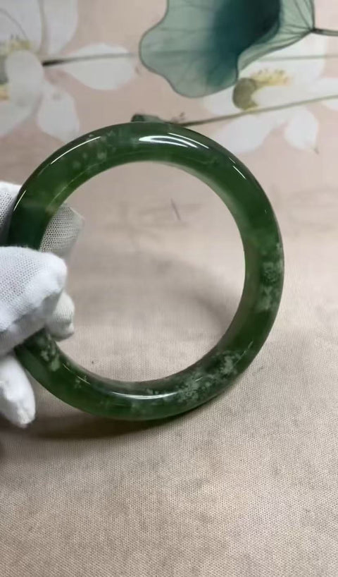 Gelang giok Xiuyan yang indah, hijau penuh dengan zamrud mengambang, diameter dalam: 61,3 mm, lebar tepi 13 mm. Semua batu terbentuk secara alami. Biaya pengiriman dan pajak sudah termasuk.