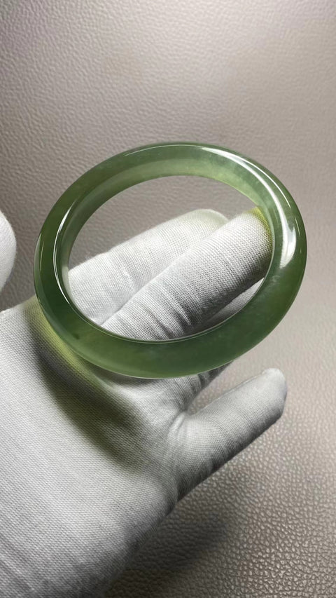 Kaliber gelang giok Cui alami yang cocok untuk ukuran 65-67mm Ukuran 66.5mm, lebar sisi 12.2mm Giok terjadi secara alami Pola acak termasuk pajak pengiriman