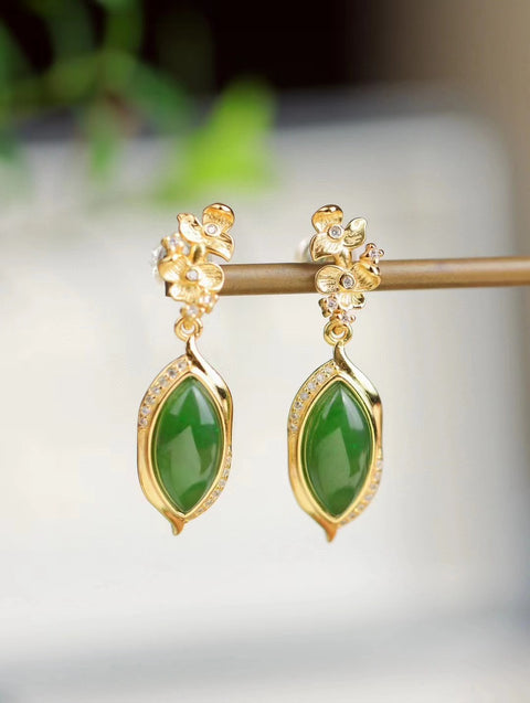 Anting-anting giok alami yang terbuat dari perak 925. Giok ini bersih, halus, dan hangat.
