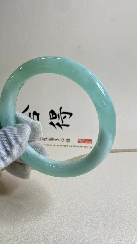 Gelang Jelly Celadon Alami Ukuran 65-67mm Ukuran 66.2mm Lebar Sisi 12.7mm Giok semuanya terjadi secara alami Pola acak Pajak pengiriman sudah termasuk.