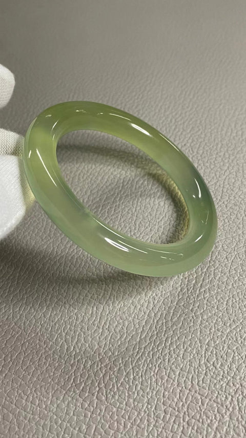 Gelang Es Giok Cui Giok Alami Ukuran 52-54mm Ukuran 53.3mm Lebar Sisi 9.6mm Giok ini semuanya terbentuk secara alami Pola-polanya acak Sudah termasuk ongkos kirim dan pajak.