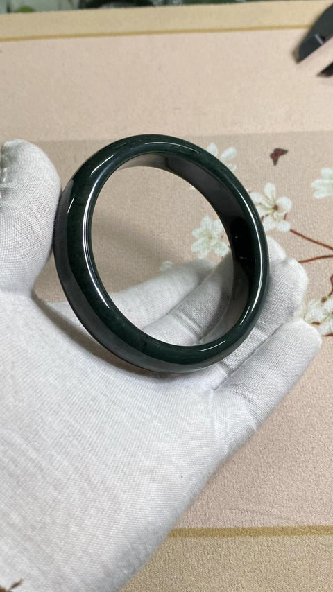 Gelang giok Hetian yang indah kaliber 63.8mm lebar 15mm Giok adalah pola yang muncul secara alami secara acak Termasuk ongkos kirim dan pajak