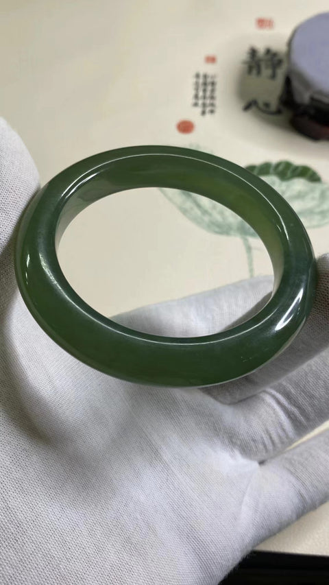 Gelang Hijau Penuh Giok Cui Fine Jade Ukuran 55-57mm Ukuran 56.2mm Lebar 11.5mm Giok ini alami dan polanya acak Termasuk ongkos kirim dan pajak.